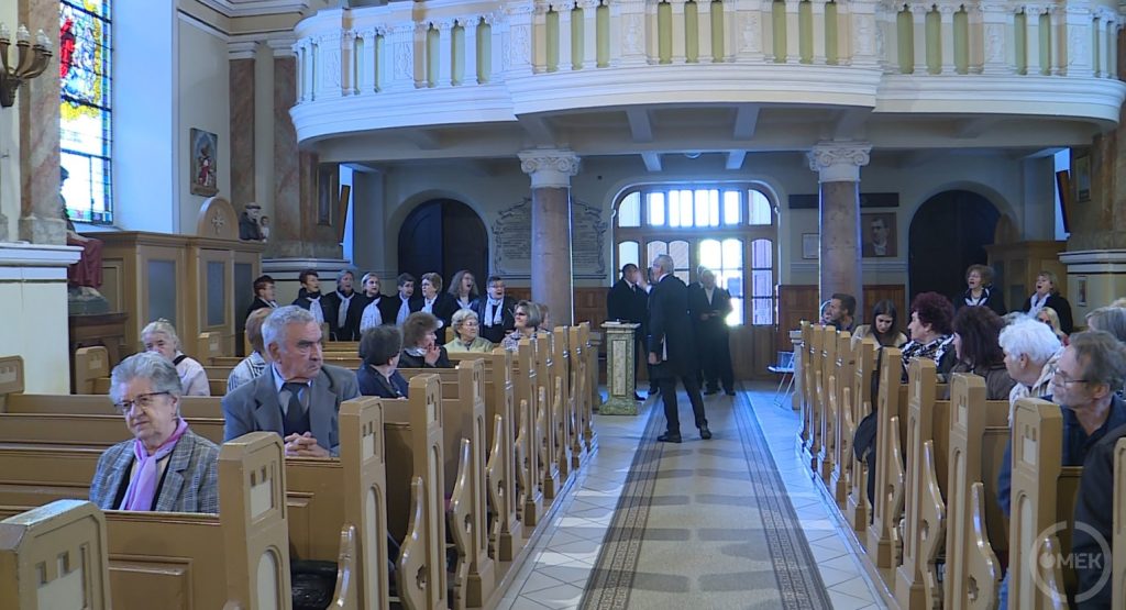 Latinul és magyarul is énekeltek.