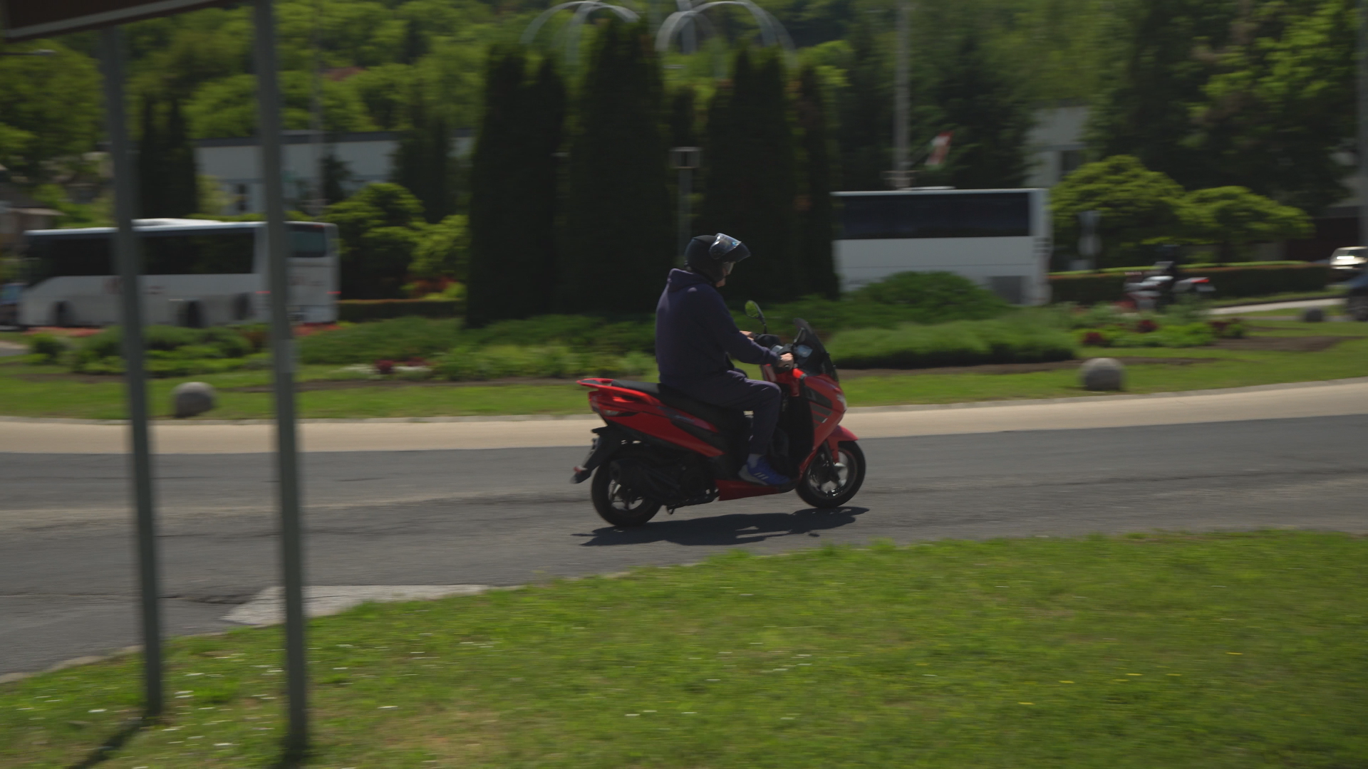 A motoros távolodik.