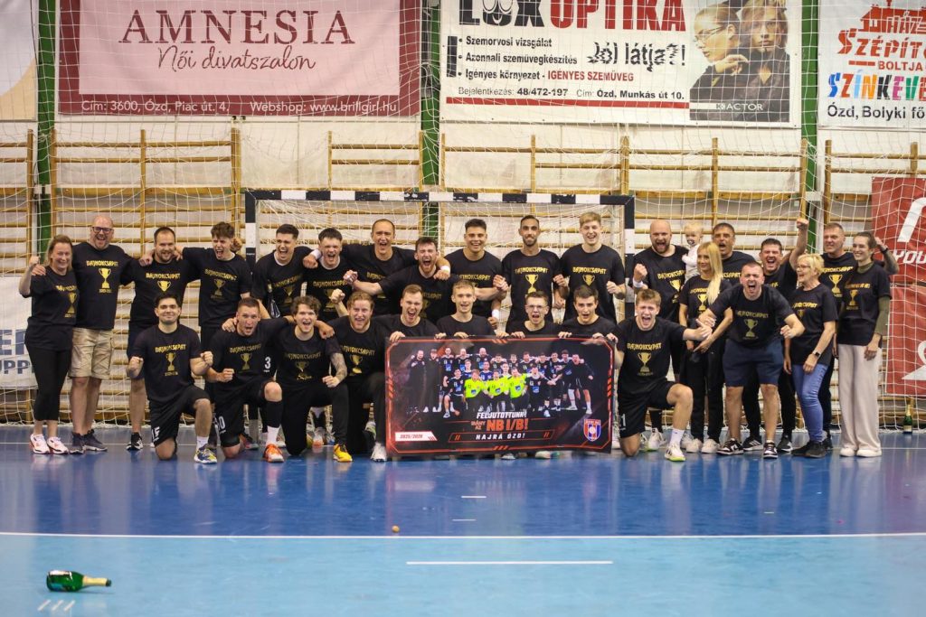 Összeállt az ÓAM-Ózdi KC egy csoportképre.