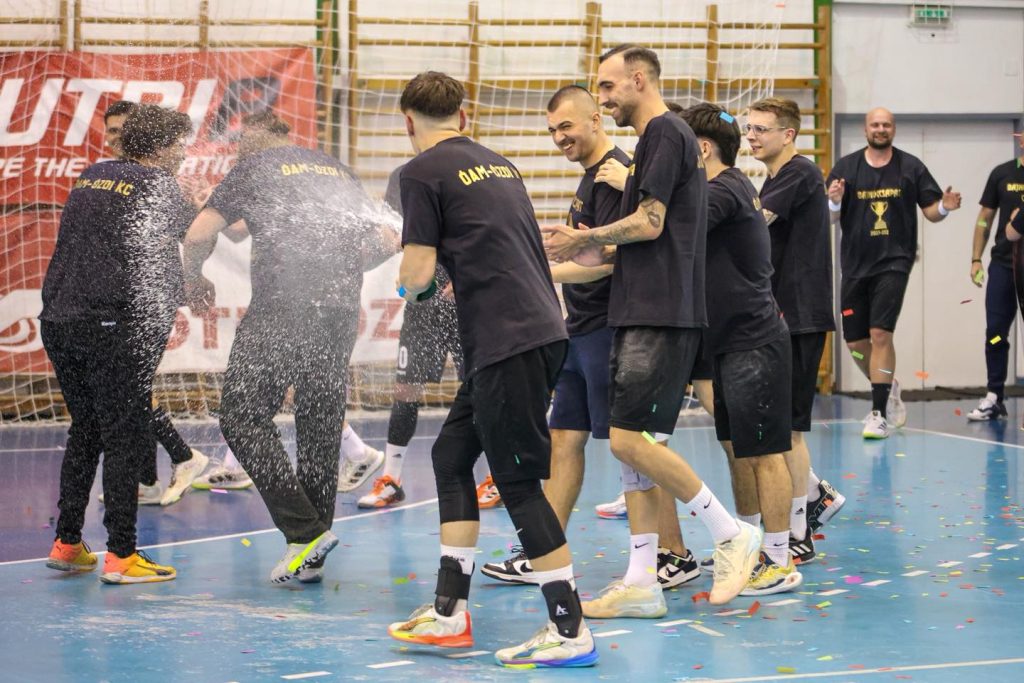 Pezsgővel és konfettivel ünnepelt a csapat.