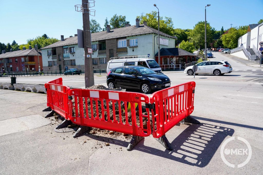 Piros kordonnal zárták el az építési területet.