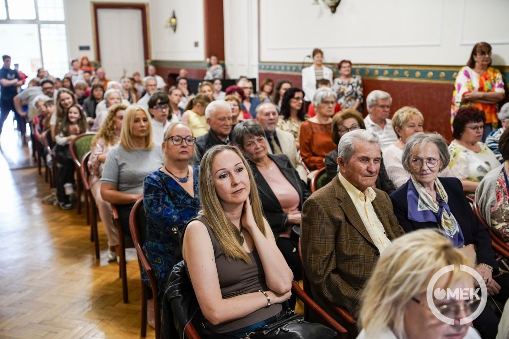 Rengetegen voltak kíváncsik a kiállításra.
