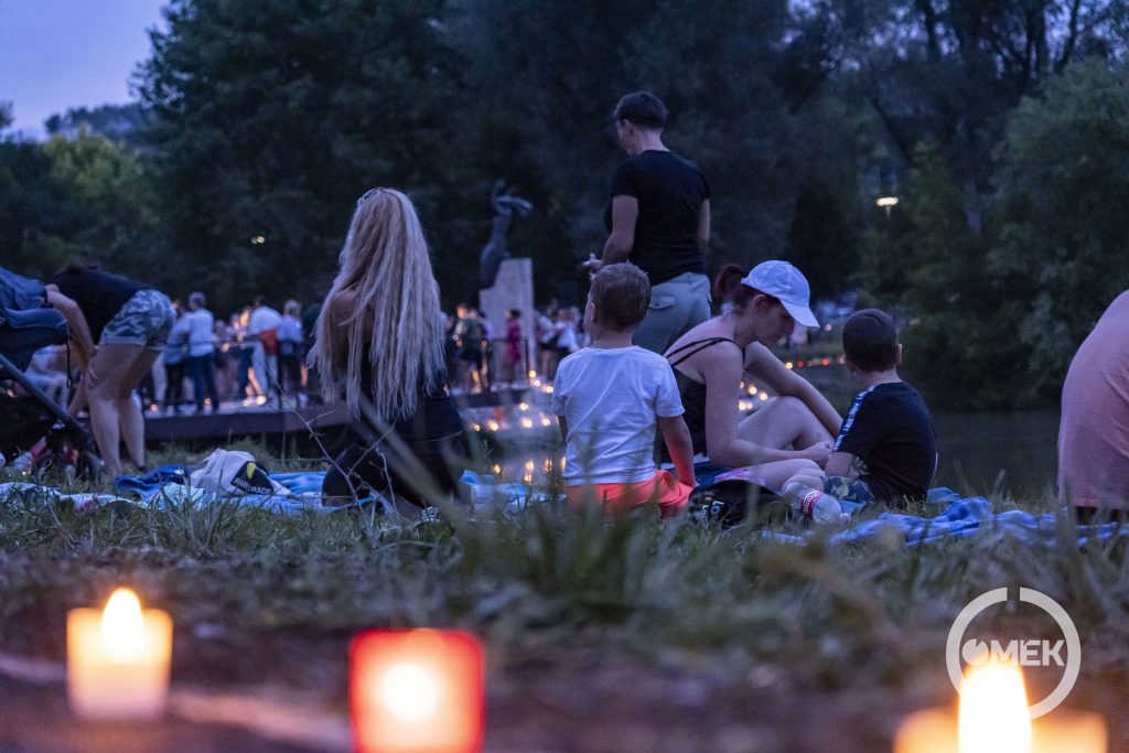 Sötétben a résztvevők.