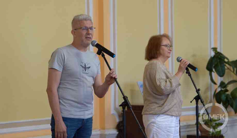 Szaka Attila és Tóthné Kocska Orsolya énekelnek a kiállítás megnyitóján.