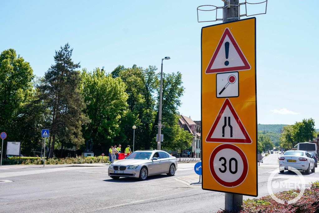 Piros kordonnal zárták el az építési területet.