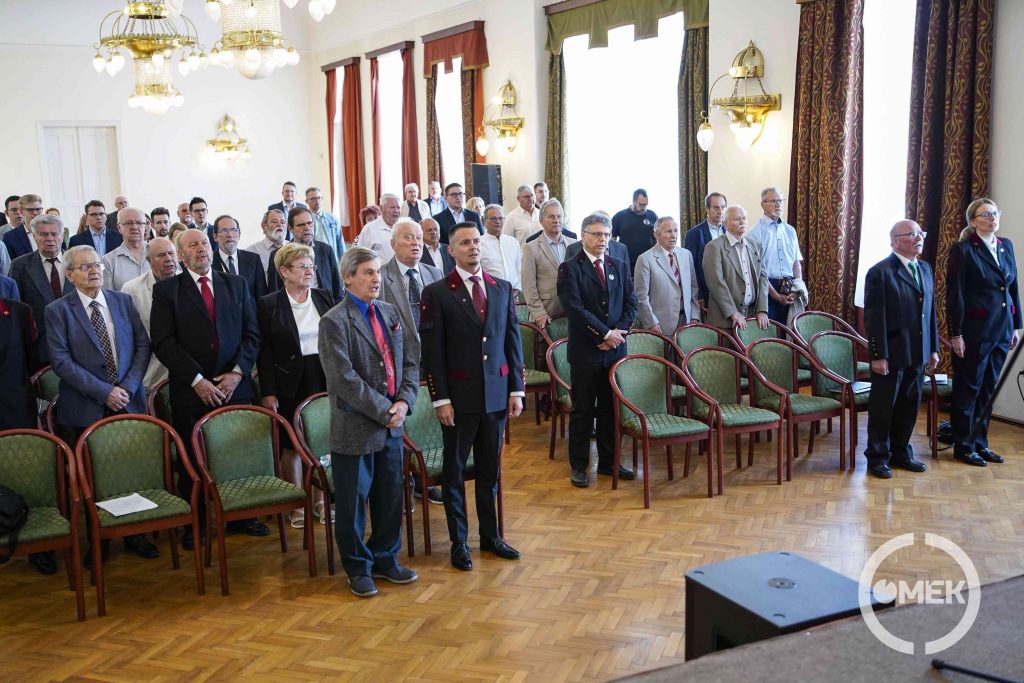 Ünnepélyes öltözetben tisztelegtek és közösen énekelték el a bányász himnuszt a résztvevők.