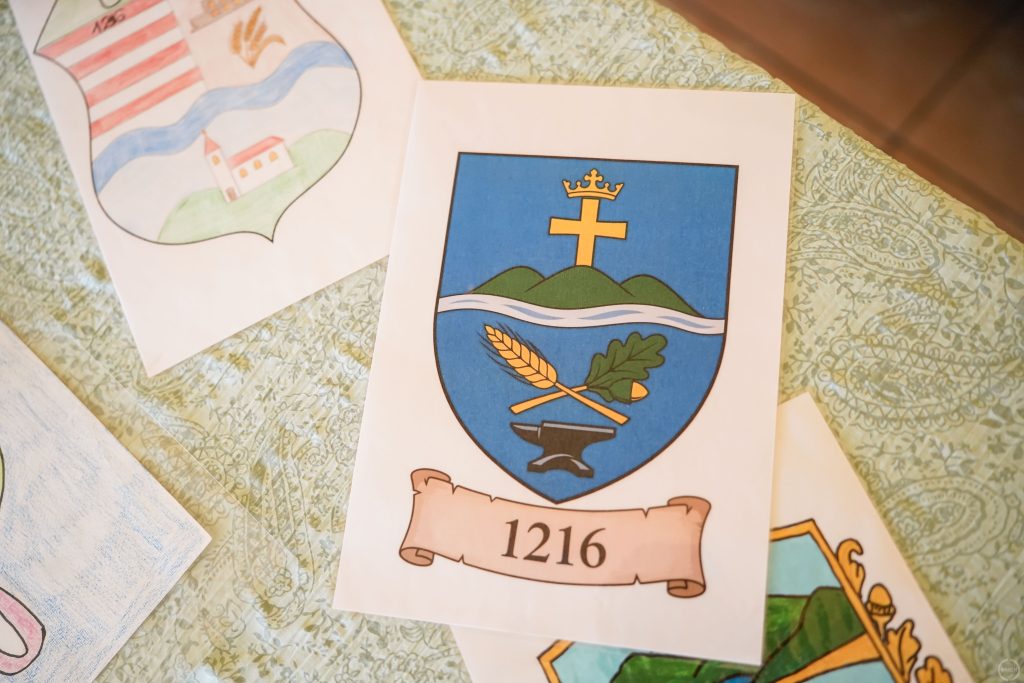 Uraj címere látható a képen.