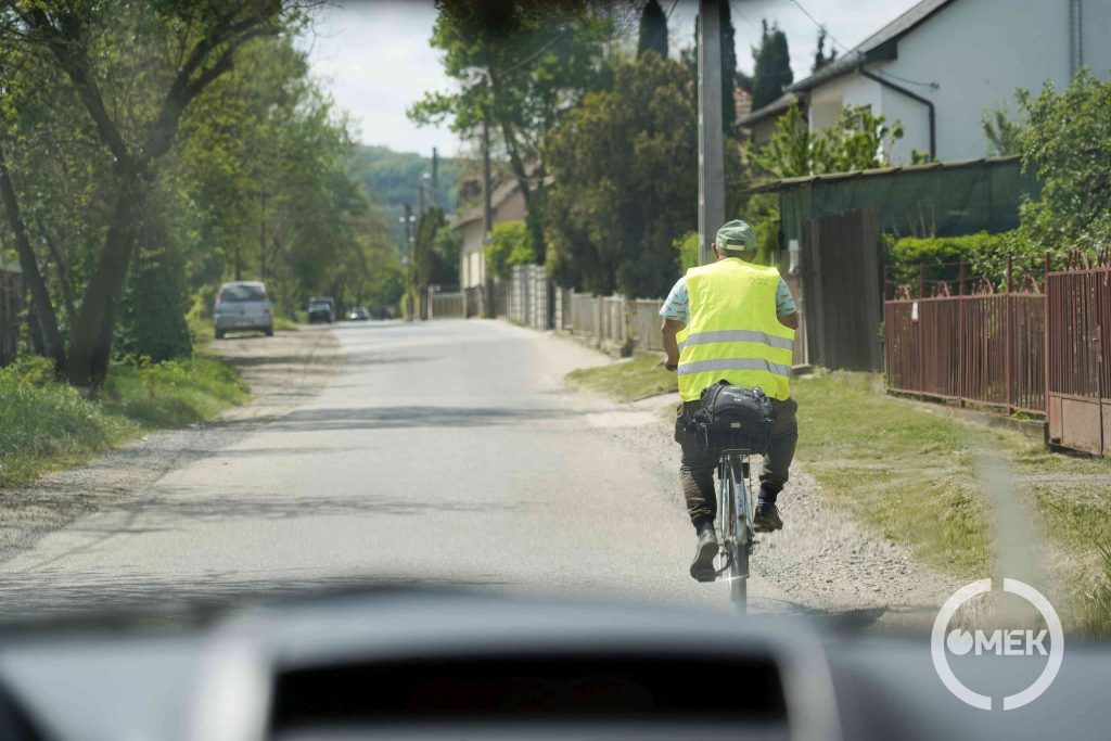 Úttesten haladva szorosan jobbra le kell húzódni.