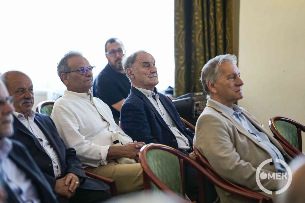 Vendégek nézik az előadást.