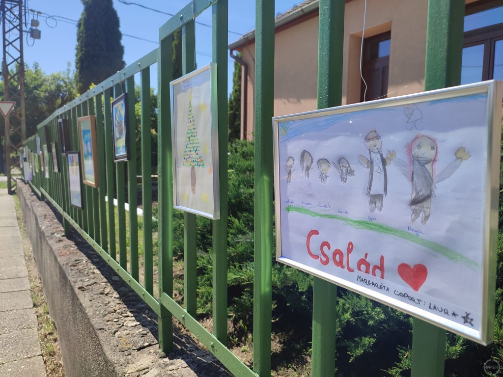 Volt, aki a családját rajzolta le.
