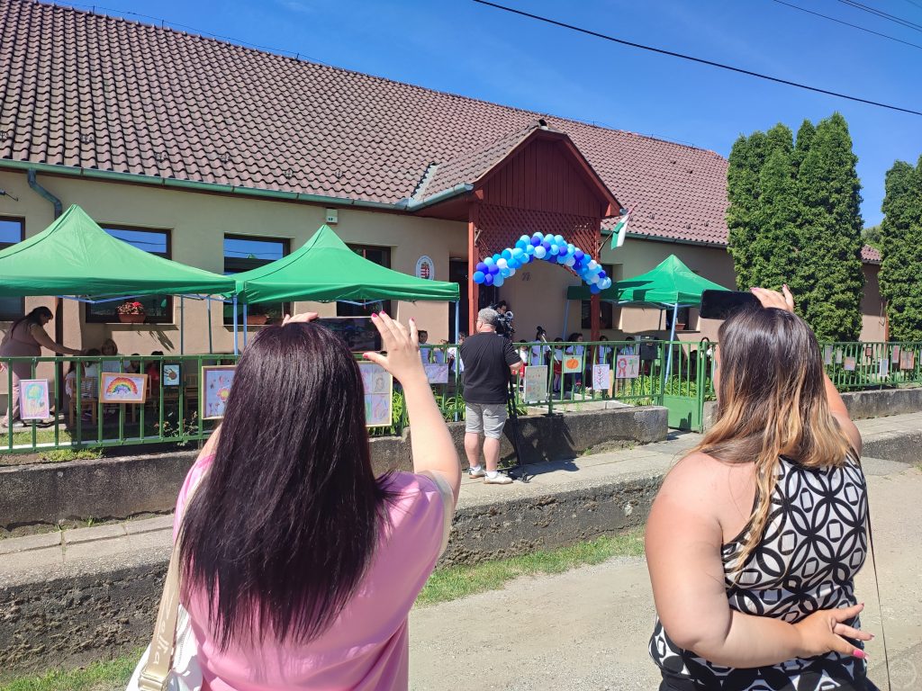 Volt, aki kisvideót készített a műsorról.