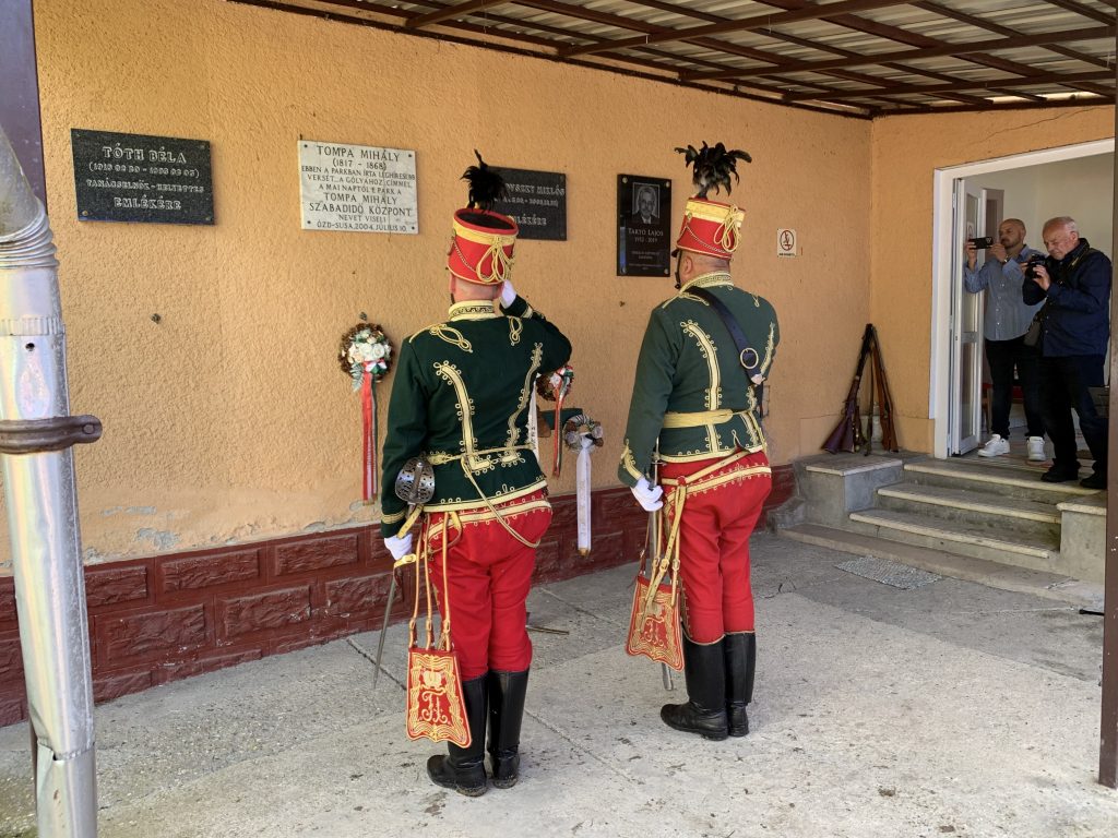 A Gömöri Lovas és Népi Hagyományőrző Egyesület tagjai koszorúznak.