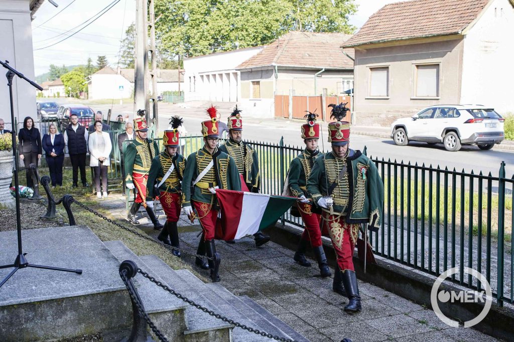 A Gömöri Lovas és Népi Hagyományőrző Egyesület tagjai működtek közre a koszorúzásban.
