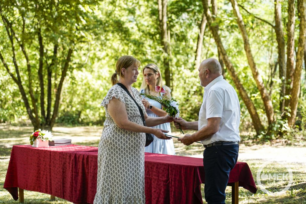 A Magyar Egészségügyi Szakdolgozói Kamara díját Wolf Attiláné veszi át.