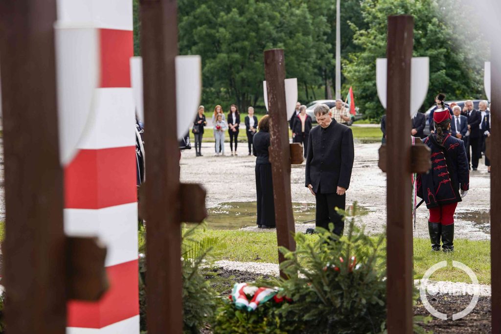A Recski Szövetség Egyesület tagja koszorúzott.