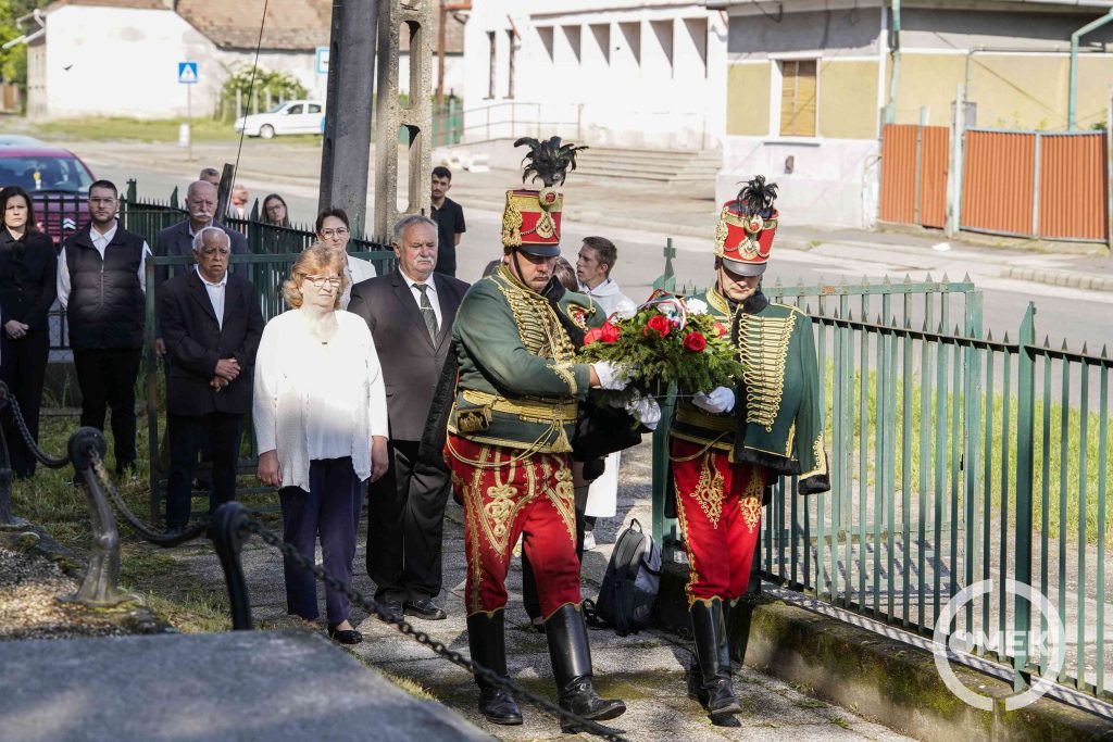 A Sajóvárkonyi Újerdő Birtokossági Társaság is elhelyezte a kegyelet virágait.