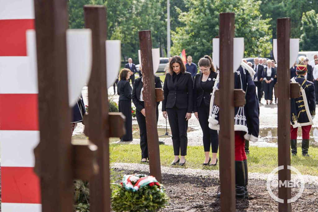 A Tisza Párt nevében dr. Németh Csilla országgyűlési képviselő a Hétvölgy, a Határtalan és a Kohó Tisza Sziget képviselőivel helyezte el az emlékezés virágait.
