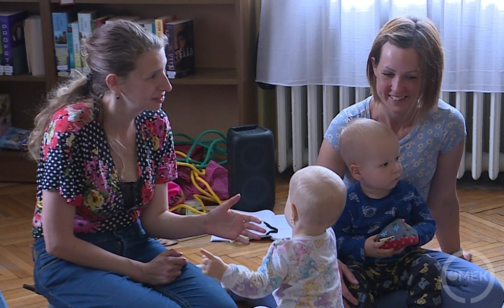 A babusgató foglalkozáson a mondókázásra, éneklésre, játékos mozgásfejlesztésre helyezik a hangsúlyt.