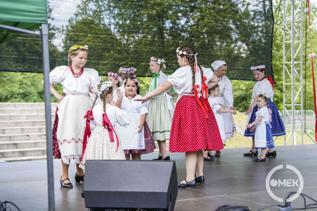 A fellépők sorát az Ózdi Gyöngyvirág Néptánc Egyesület nyitotta meg.