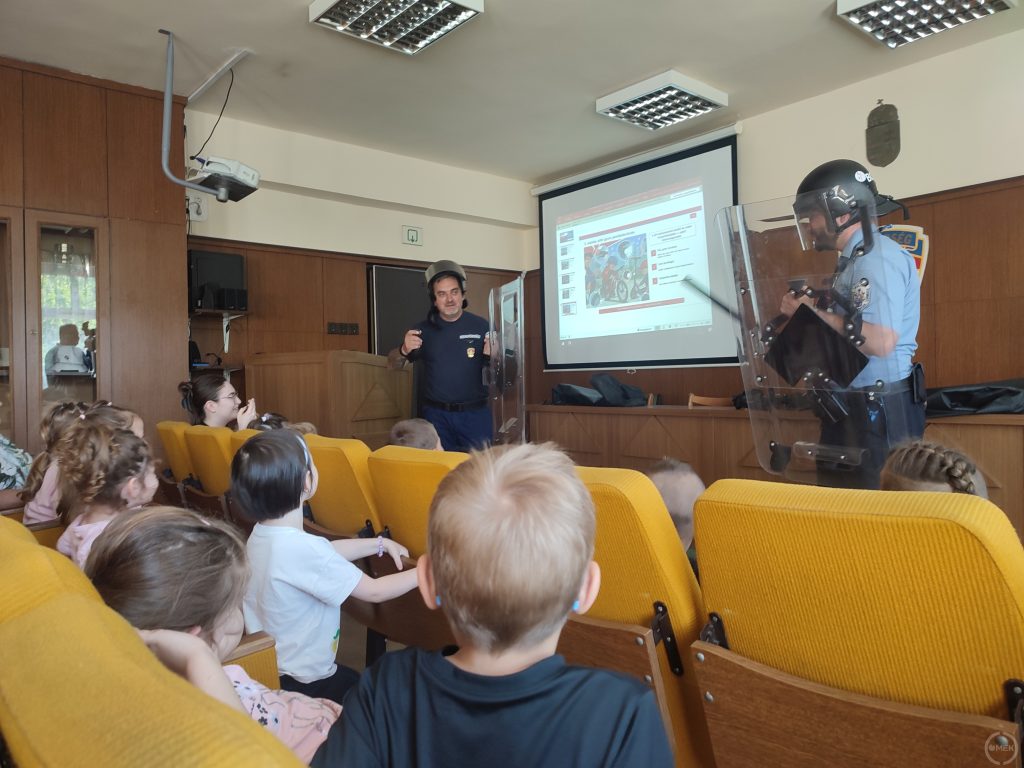 A gyerekek érdeklődve figyelték a bemutatót.