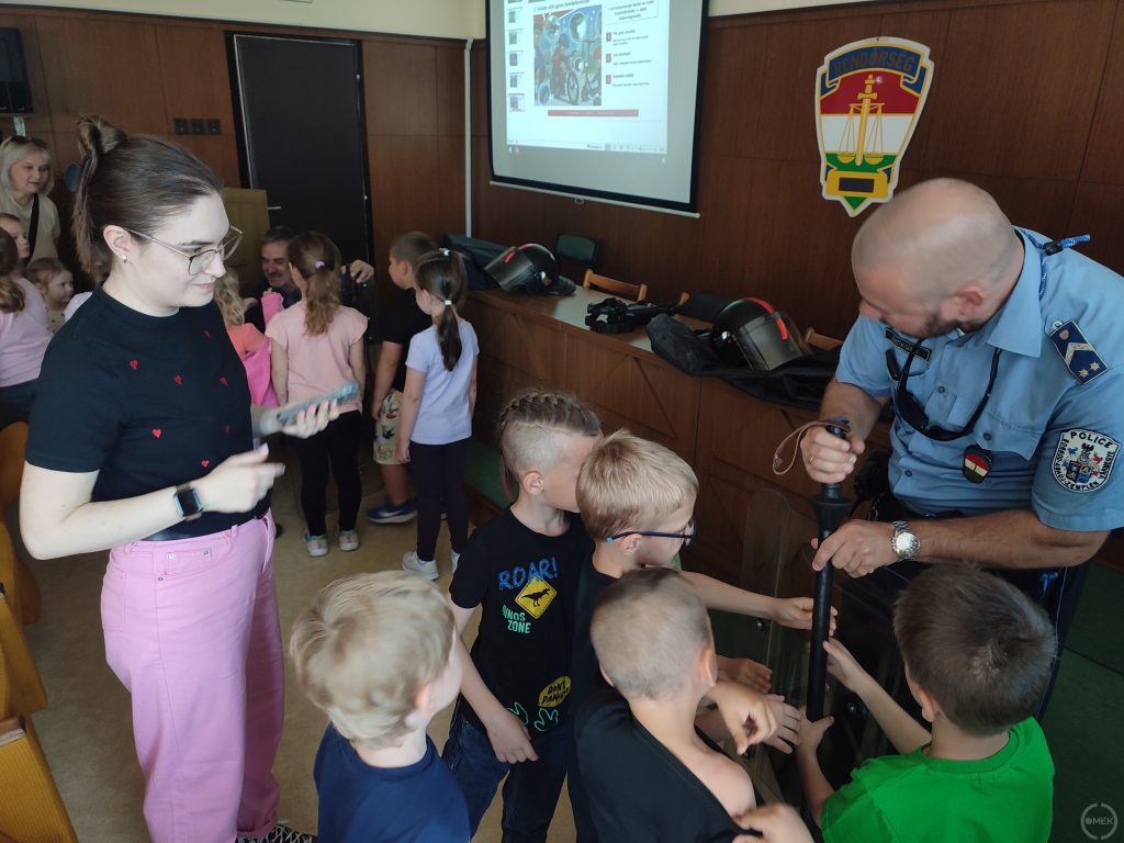 A gyerekek megfoghatták a felszereléseket.