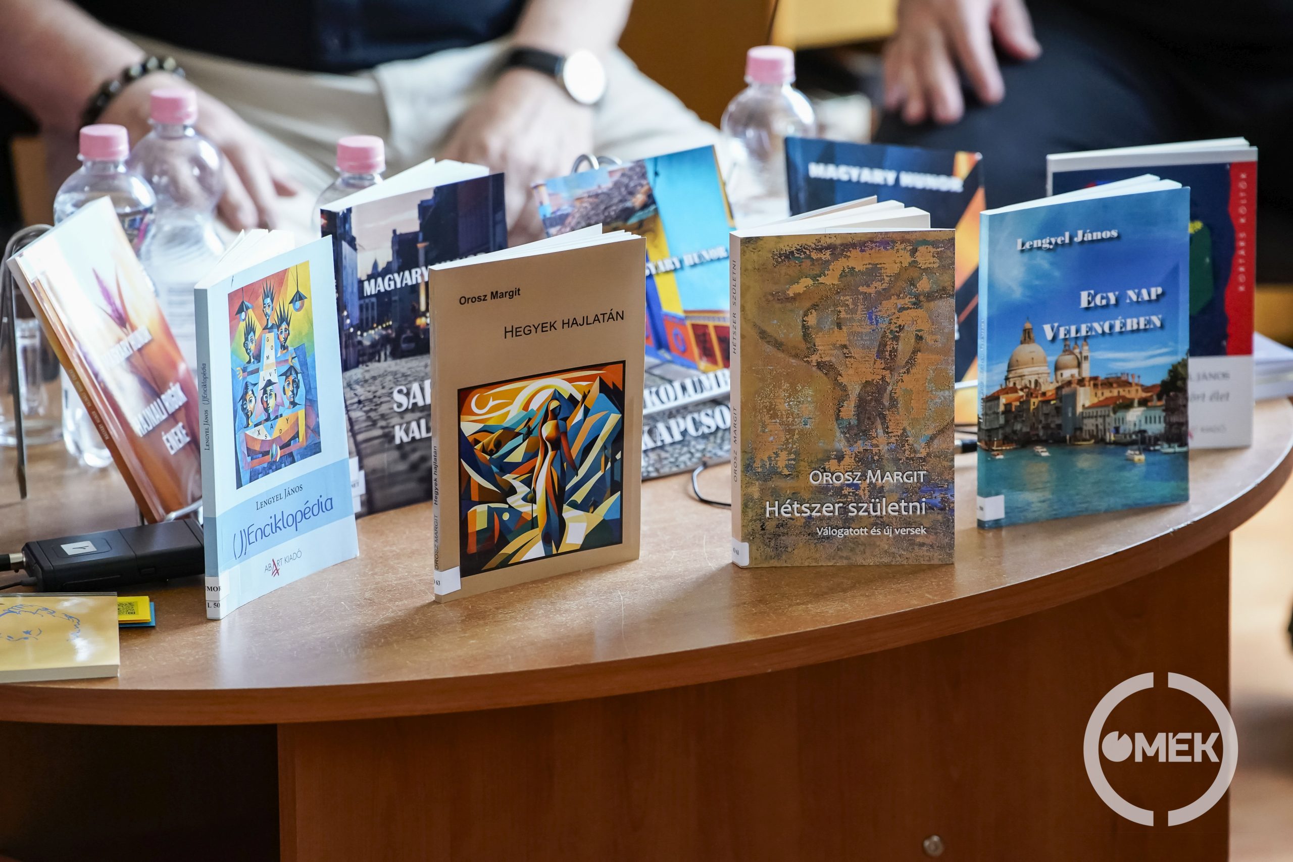 A kortárs írók munkái sorakoznak az asztalon.
