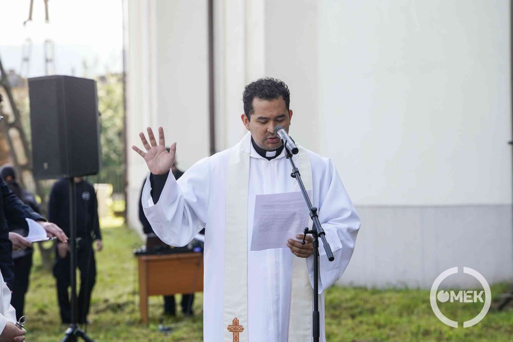 A koszorúzást megelőzően Parra Molina Adolfo Enrique római katolikus káplán mondott imát az elesettekért.