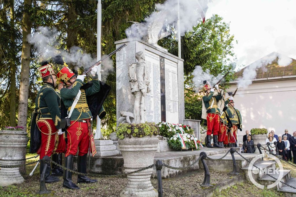 A megemlékezés a Szózat hangjaival és díszlövéssel zárult.