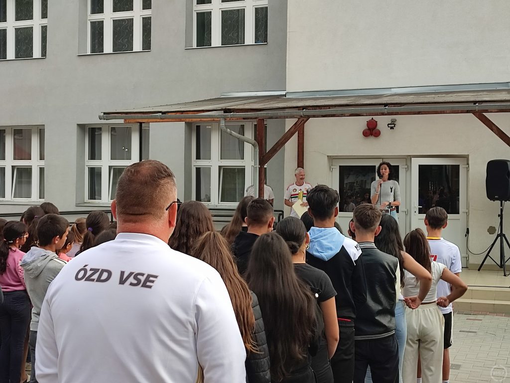 A megjelentek hallgatták a beszédet.