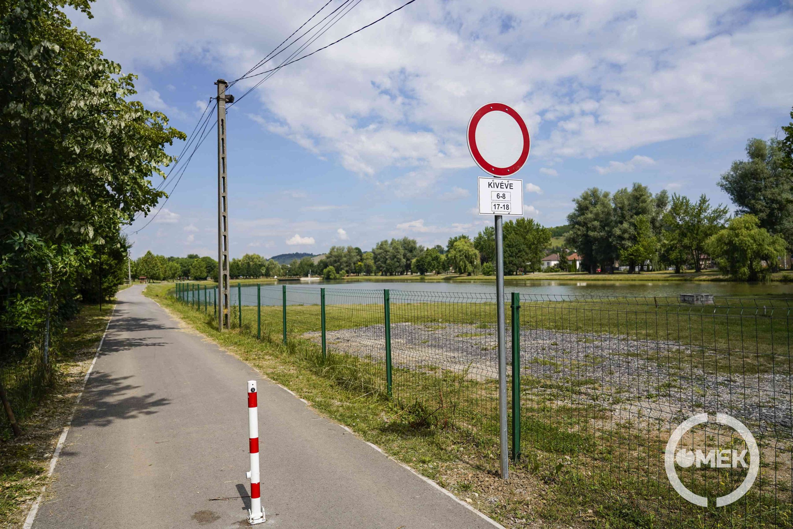 A mindkét irányból behajtani tilos tábla.