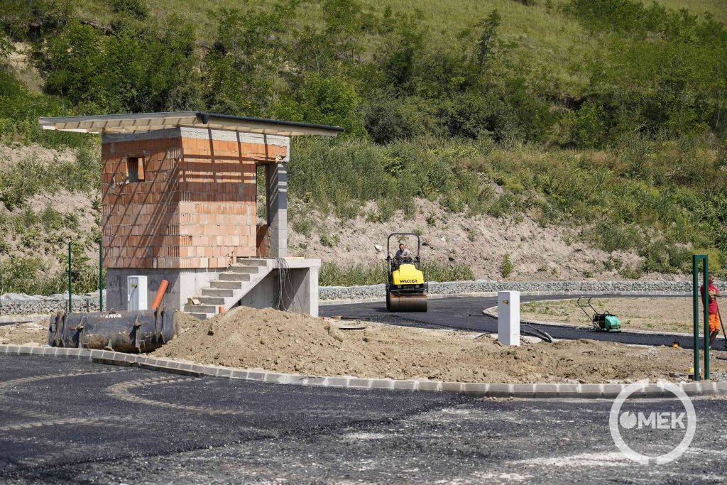 A porta épülete is félkész.