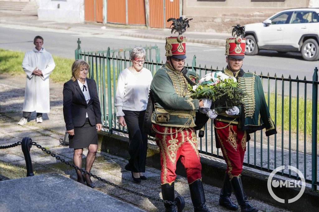 A sajóvárkonyi egyházközösség is elhelyezte koszorúját.