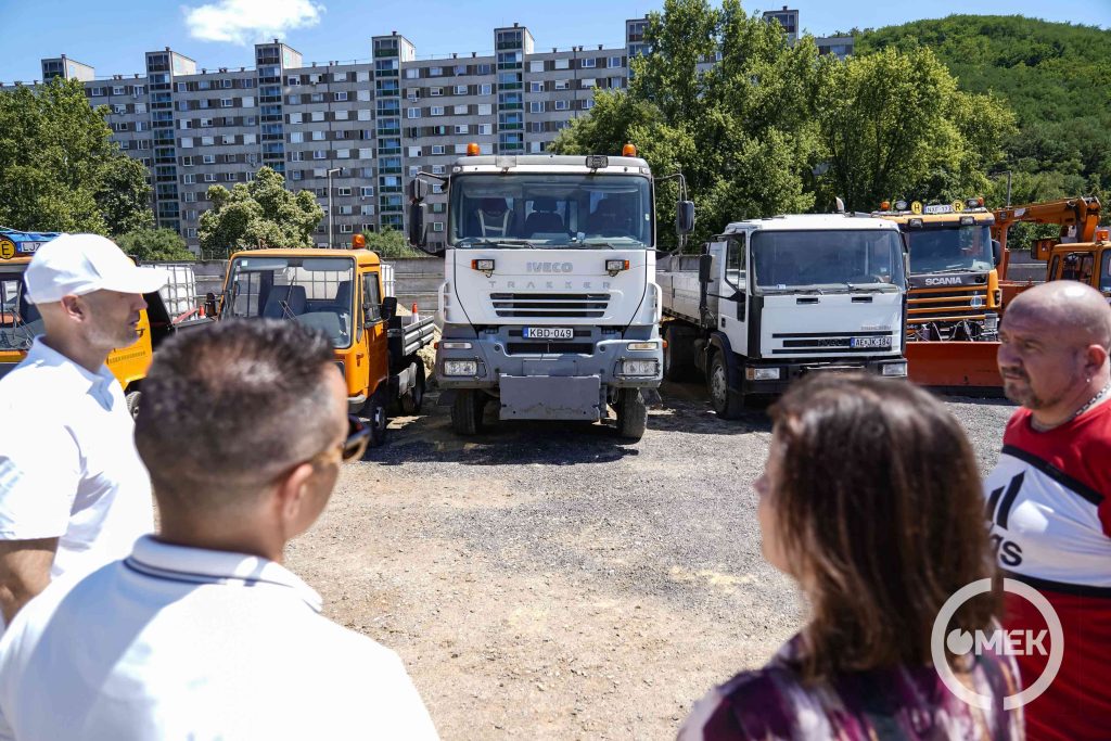 A télen sokat használt eszközök felsorakoztak a ÓVI udvarán.
