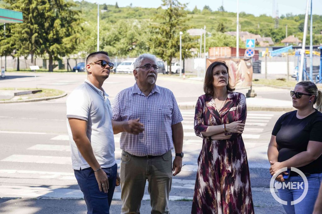 A volt Béke Szálló épületét tekintik meg az érintettek.