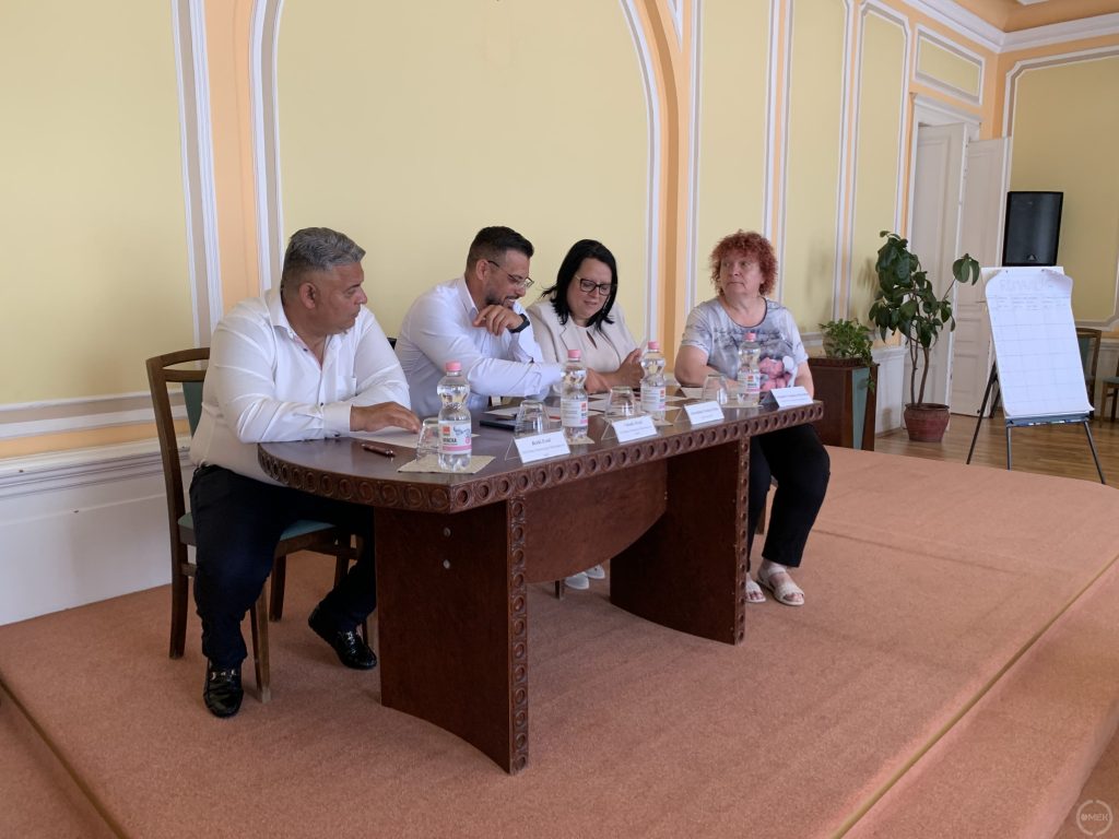 A zsűriasztalnál négyen ültek.