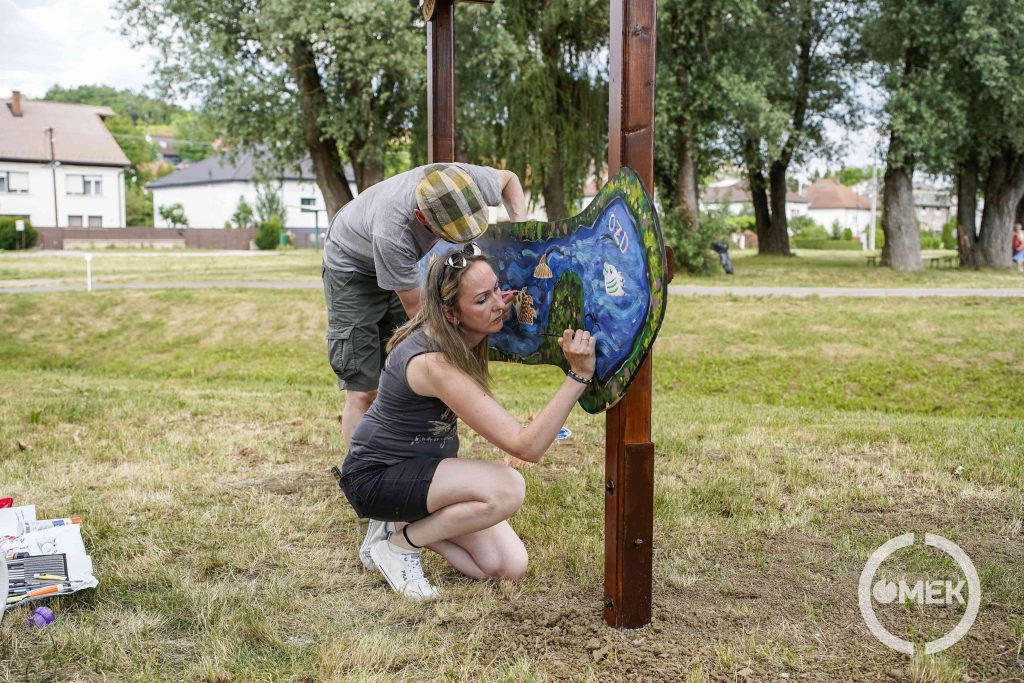 Az Ózdi Képzőművészeti Egyesület tagjai a tavat festették meg.