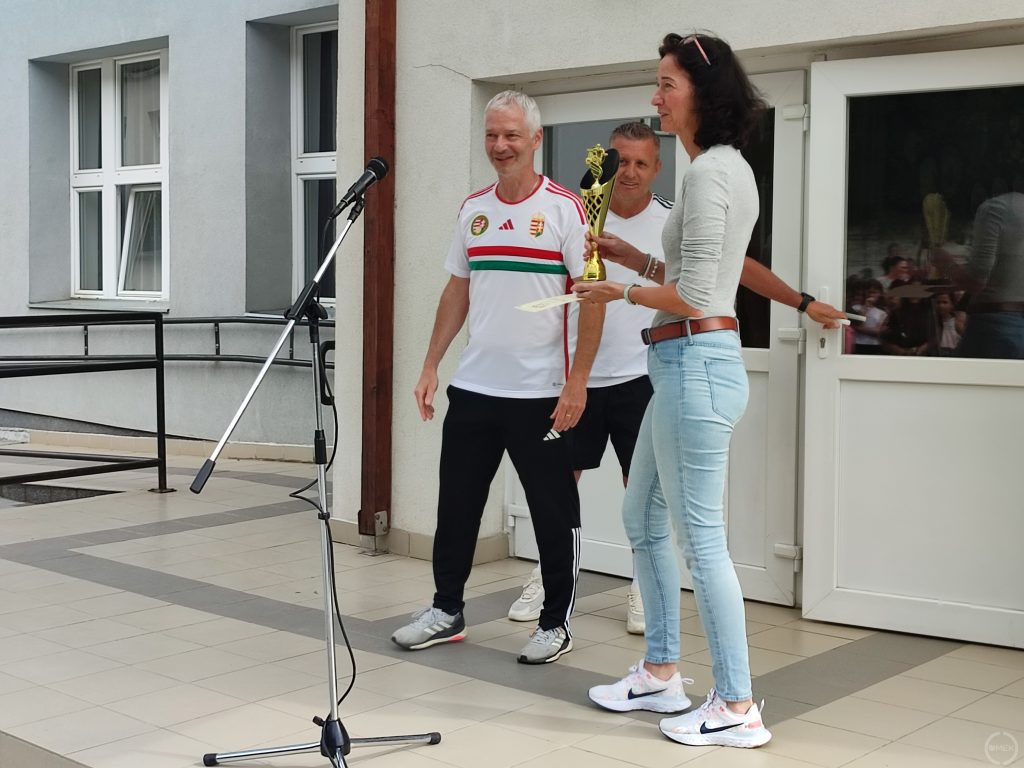 Az Ózdi Petőfi Sándor Iskola igazgatója átveszi a serleget.