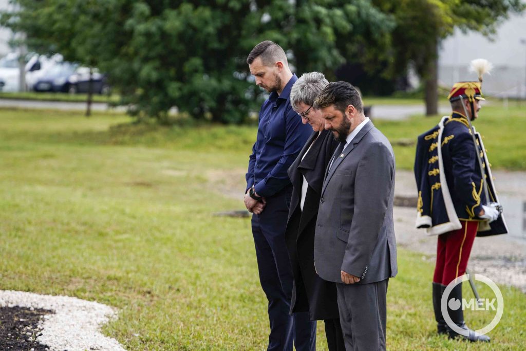 Az Ózdiakért és Ózdért Egyesület tagjai is koszorúztak.