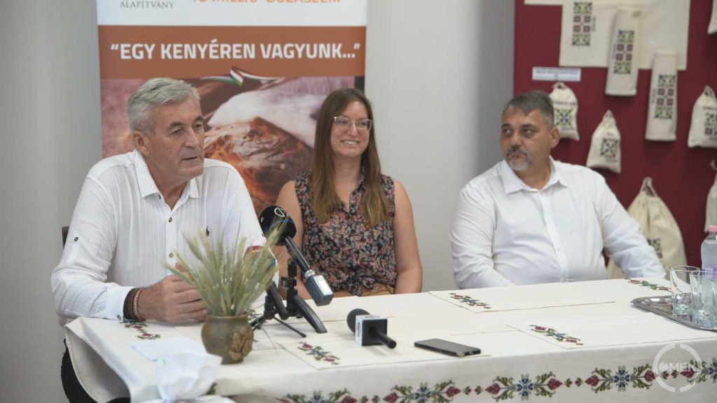 Az asztalnál balról jobbra Szaniszló János a Nemzeti Agrárgazdasági Kamara vármegyei alelnöke, Horváth Vivien projektvezető és Kovács Szilárd Hangony polgármestere.