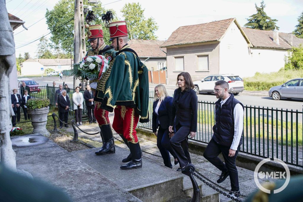 Az emlékezés virágait elsőként dr. Németh Csilla országgyűlési képviselő helyezte el a Tisza Párt nevében.