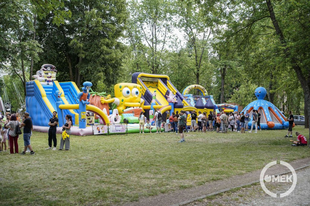 Az ugrálóvárakat is ellepték a gyerekek.