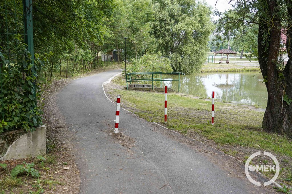 Behajtásgátló a járdán a tónál.