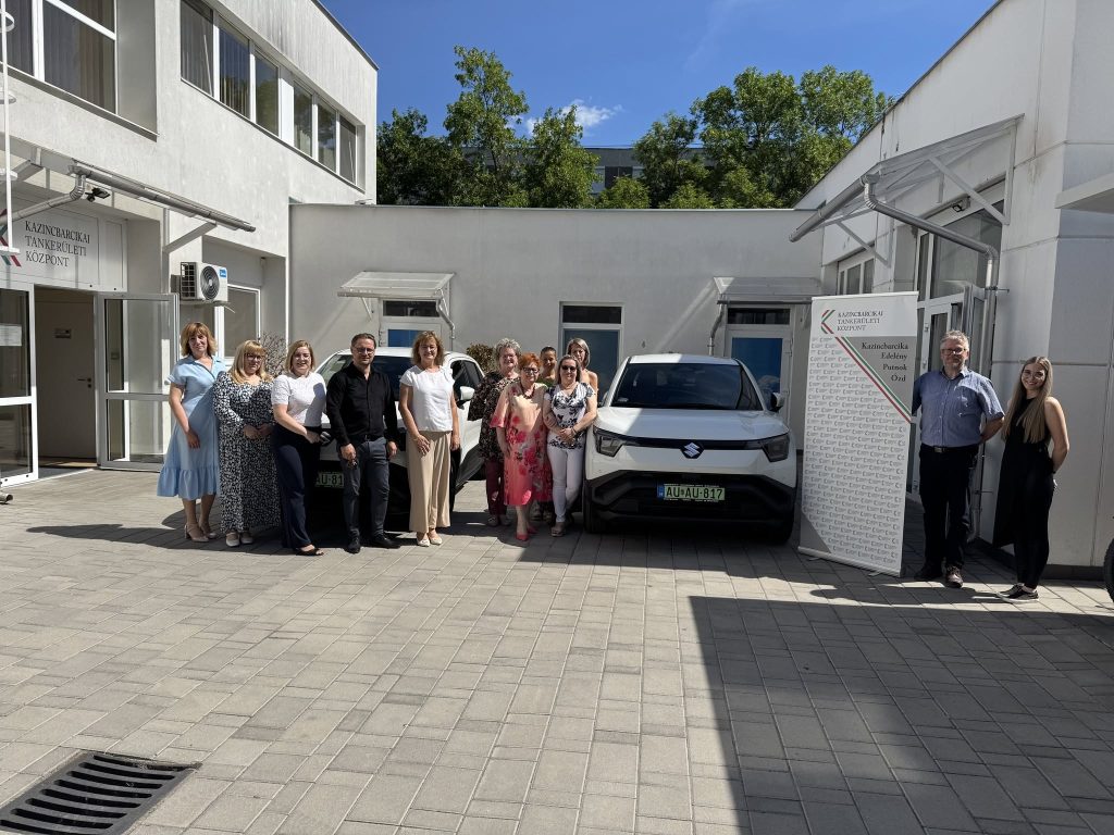 Csoportkép az elektromos autókkal. (Kép forrása: Csillagfürt EGYMI)