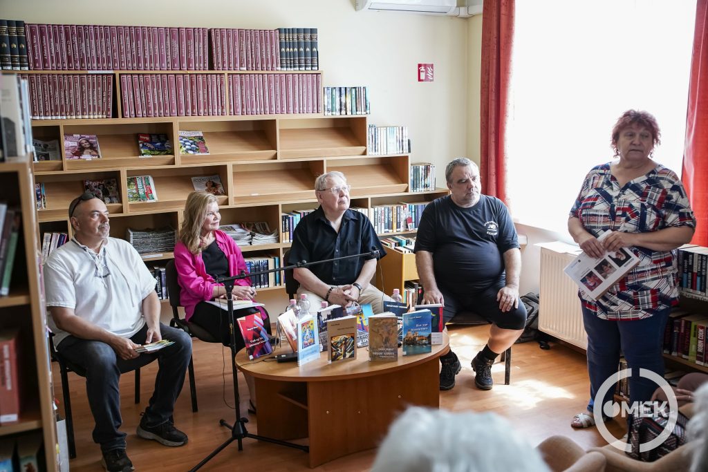 Csörgőné Csépányi Krisztia az Ózdi Városi Könyvtár igazgatója nyitotta meg az eseményt.