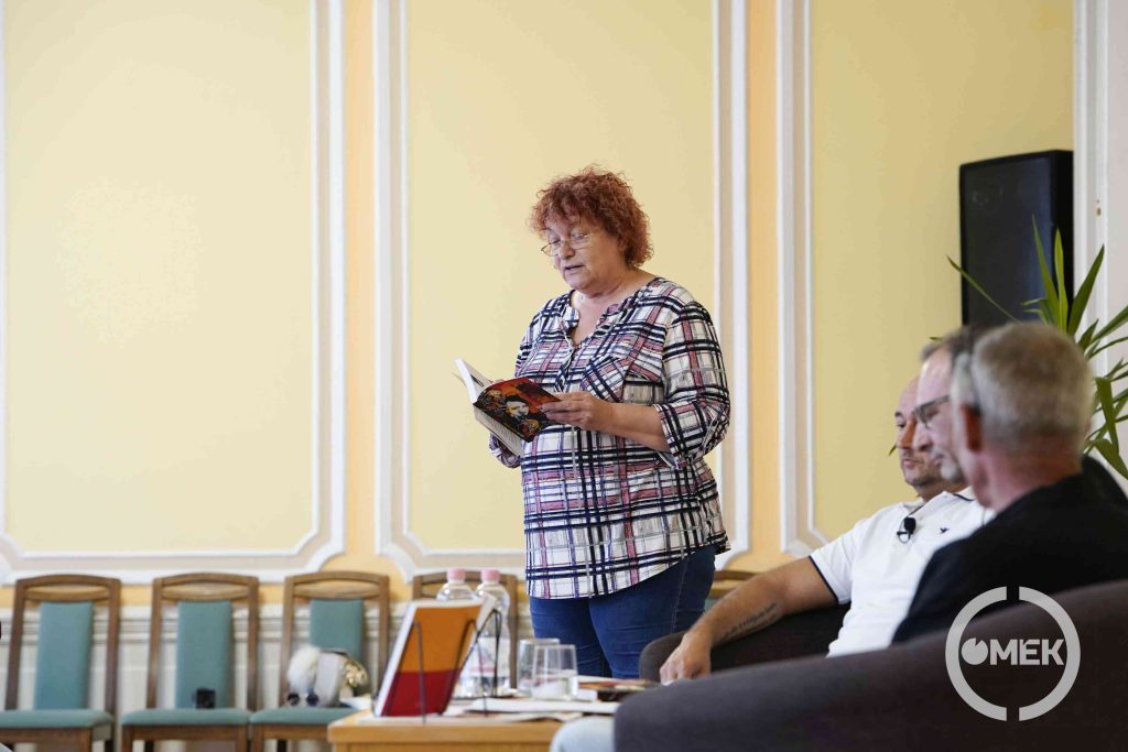 Csörgőné Csépányi Krisztina a könyvtár igazgatója.