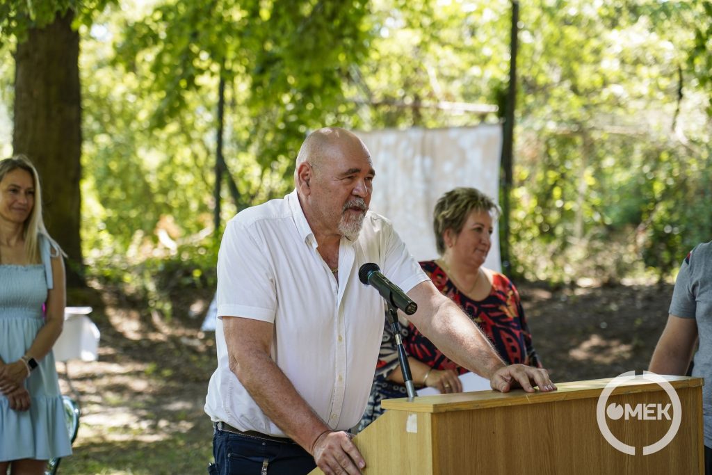 Dr. Bélteczki János beszédet mond.