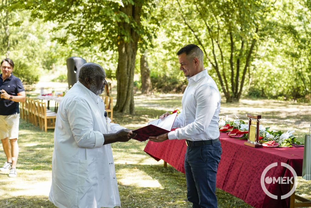 Dr. Nsosso Michel veszi át a Polgármesteri Hivatal kitüntetését.