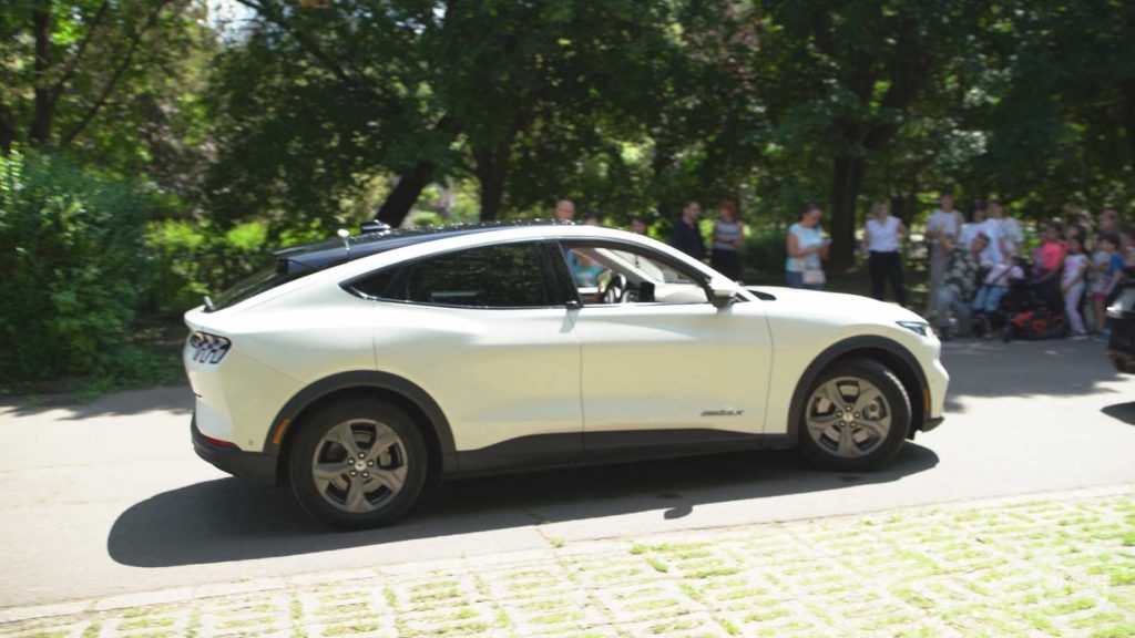 Egy elektromos Ford Mustang is érkezett.