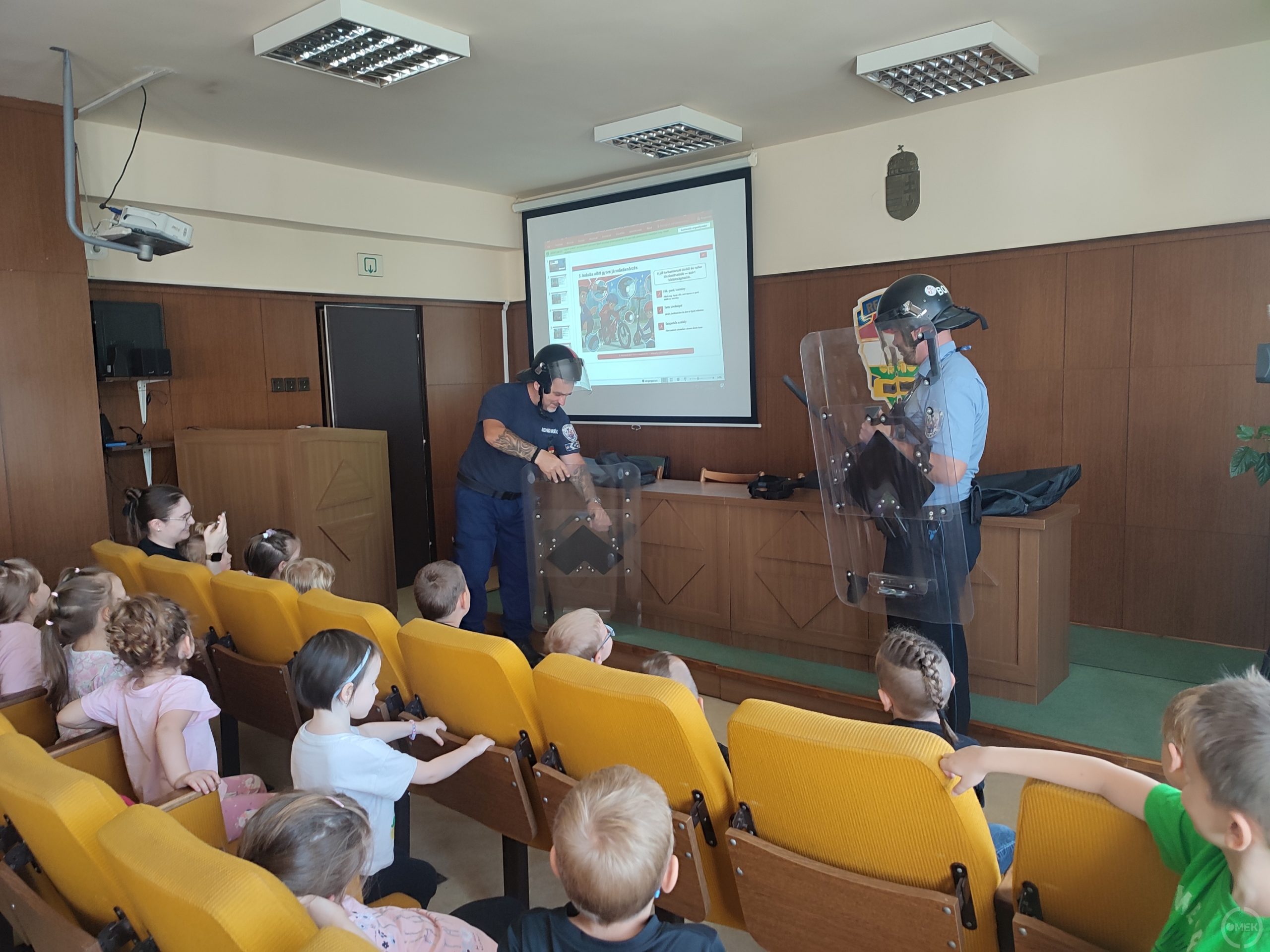 Elek Attila és Pusztai Gábor bemutatja a pajzs használatát.