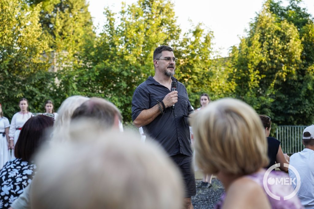 Farkas Péter Barnabás ismerteti a programot.